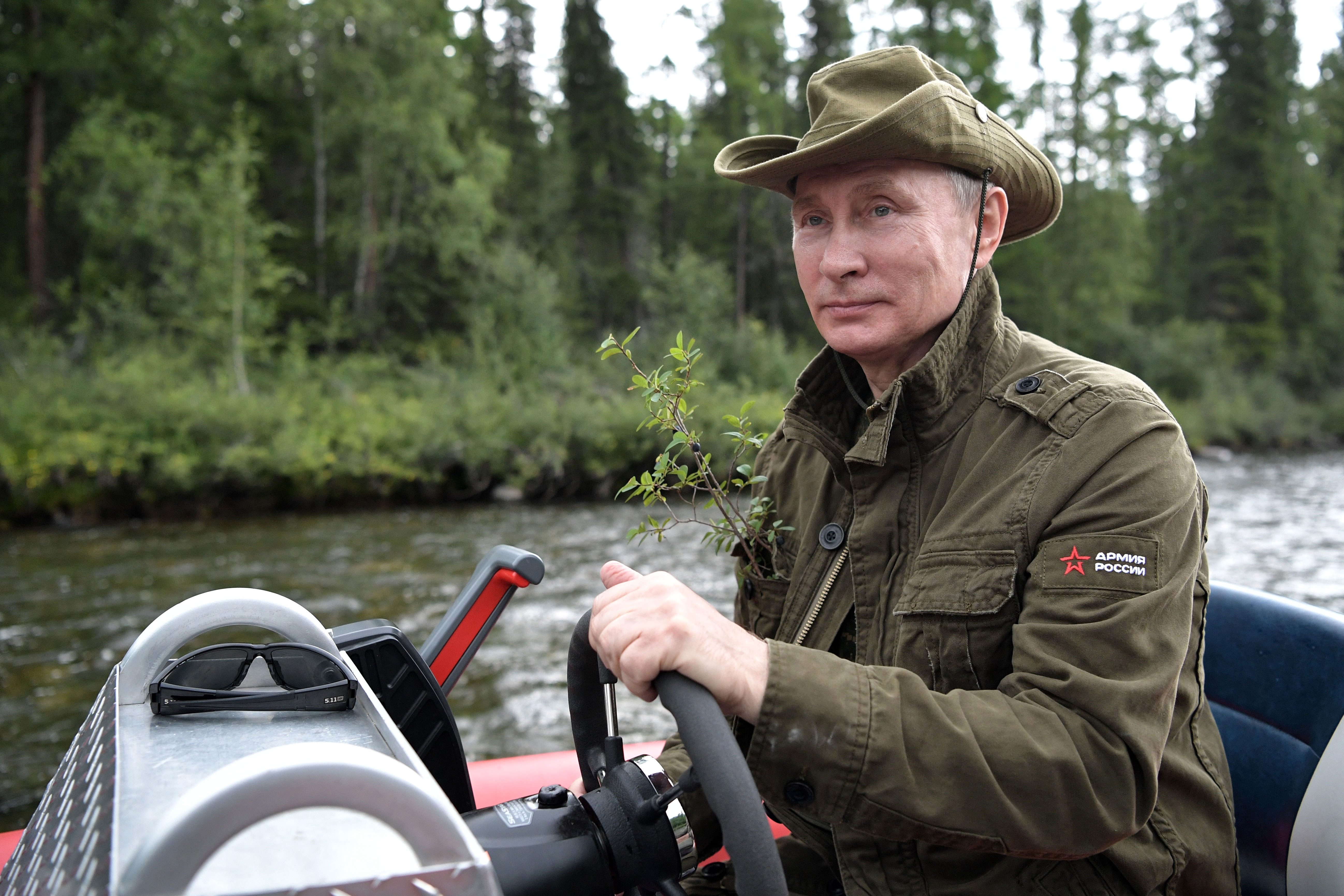 Shirtless Putin Shows Off Spoils From Siberia Fishing Trip Citynews