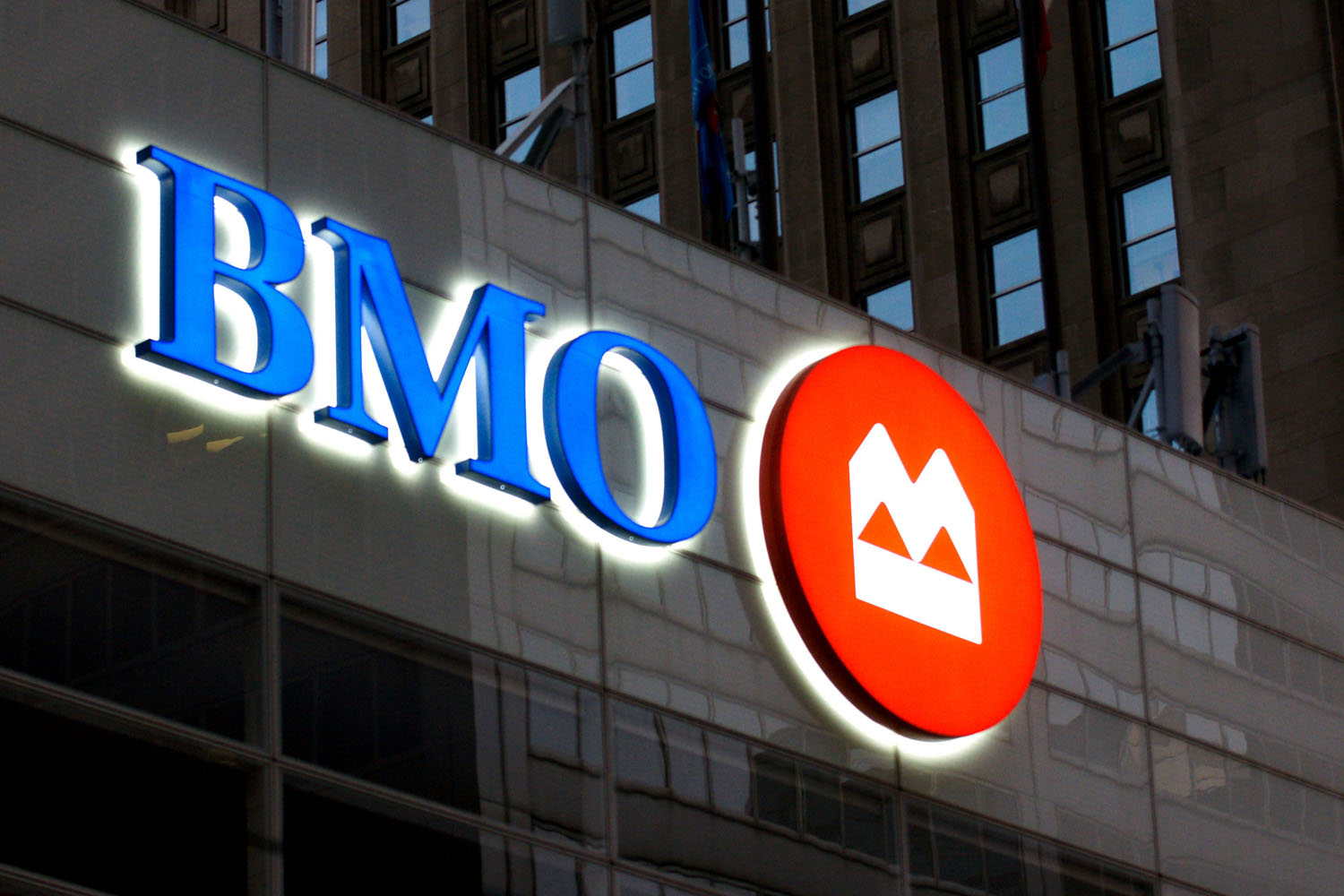 Bank Of Montreal Announces 1b First Quarter Profit