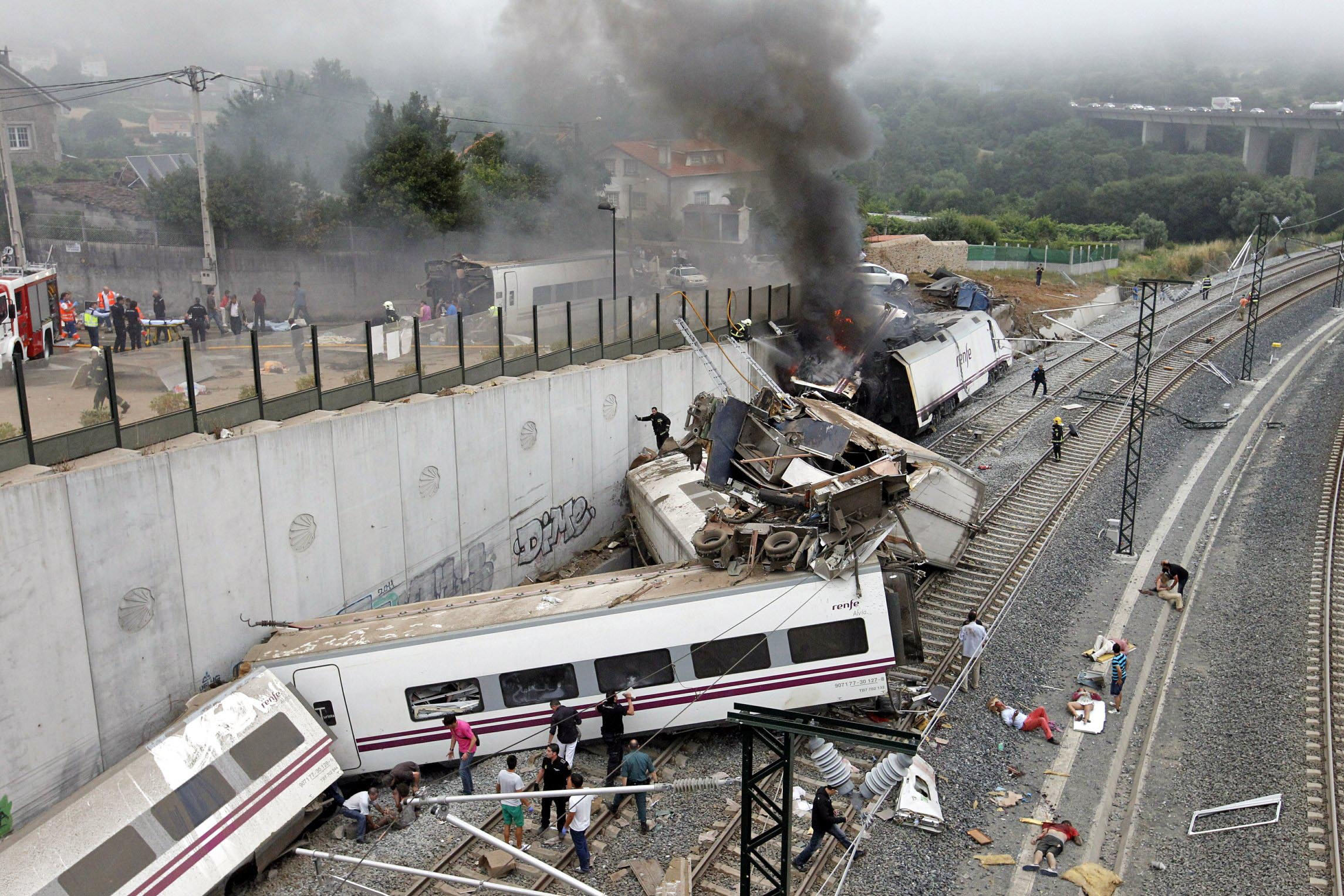 Происшествия крушение. Крушение поезда 24 июля 2013 года в Испании. Железнодорожная катастрофа в Сантьяго-де-Компостела. Крушение поезда Сантьяго де Компостела. Катастрофа поезда в Испании 2013.