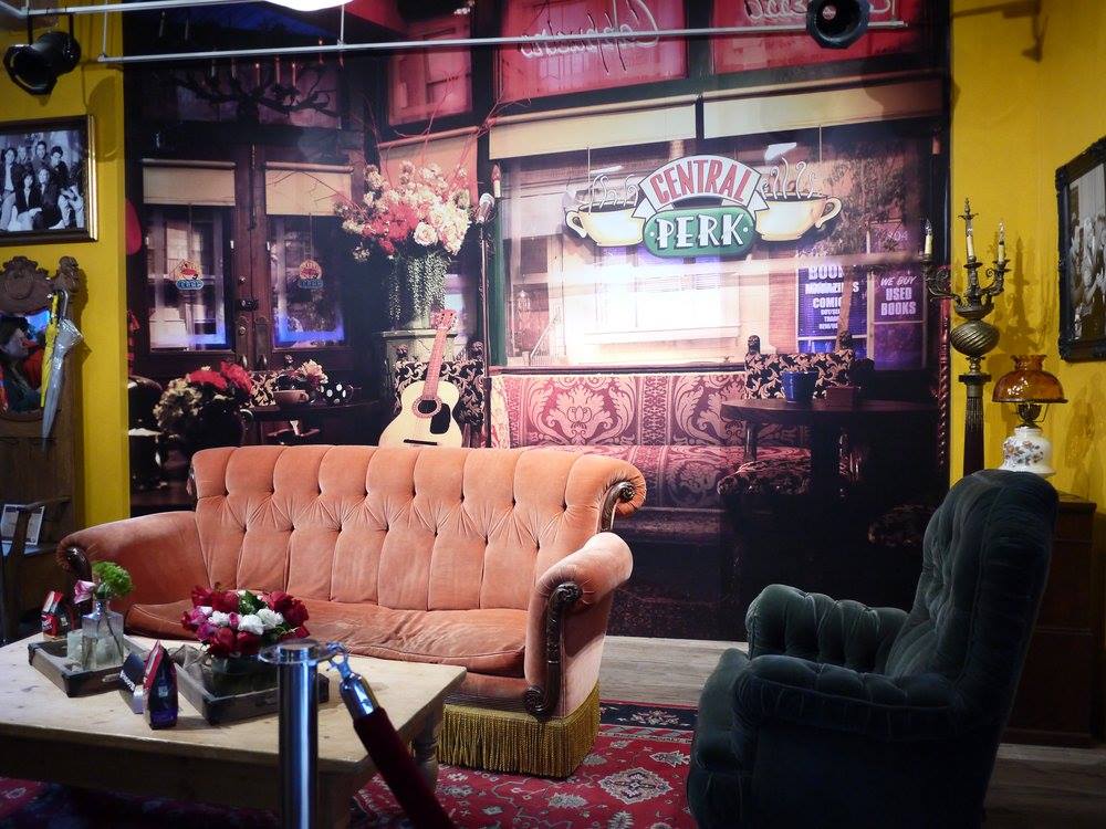 Кафе друзья. Кафе Central Perk Москва. Френдс кафе Москва Central Perk. Центральная кофейня друзья Москва. Друзья в кафе.