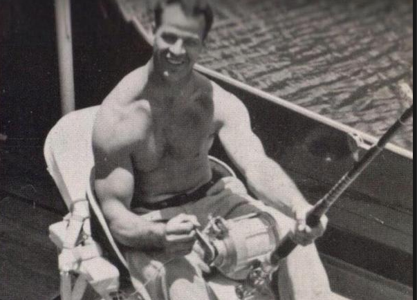 When 69-year-old Gordie Howe suited up and gave fans a last show