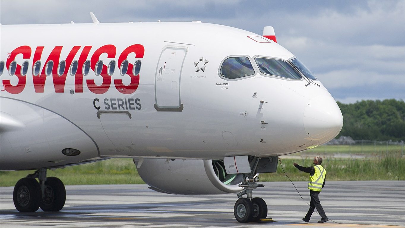 Маломощный самолет 7. Bombardier c Series cs100. Бомбардье. Swissair a220. Маломощный самолет 7 букв.