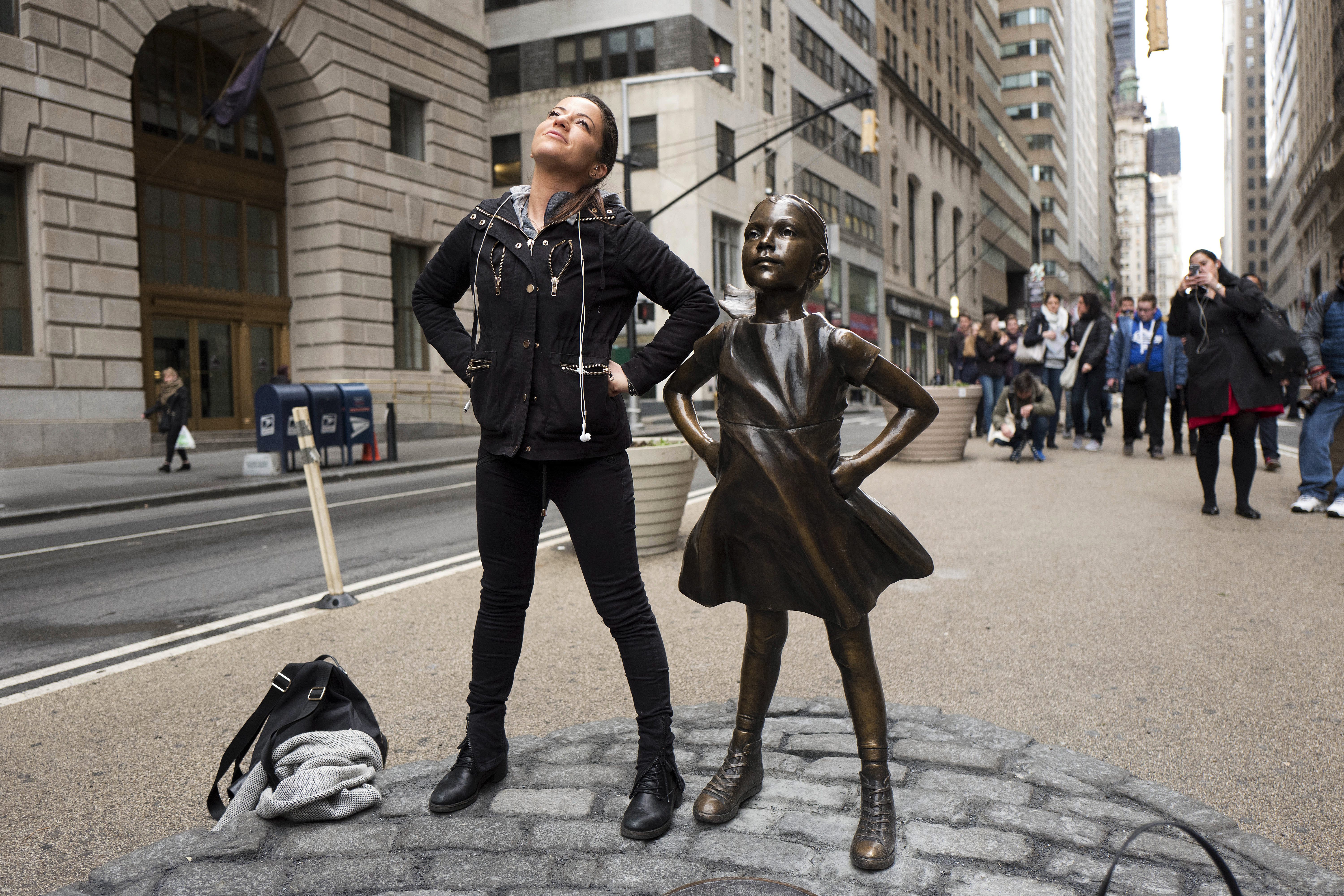 New york is a woman. Бесстрашная девочка Wall Street. Нью-Йорк памятник бесстрашная девочка. Бесстрашная девочка в Нью-Йорке. Нью Йорк скульптура девочка.