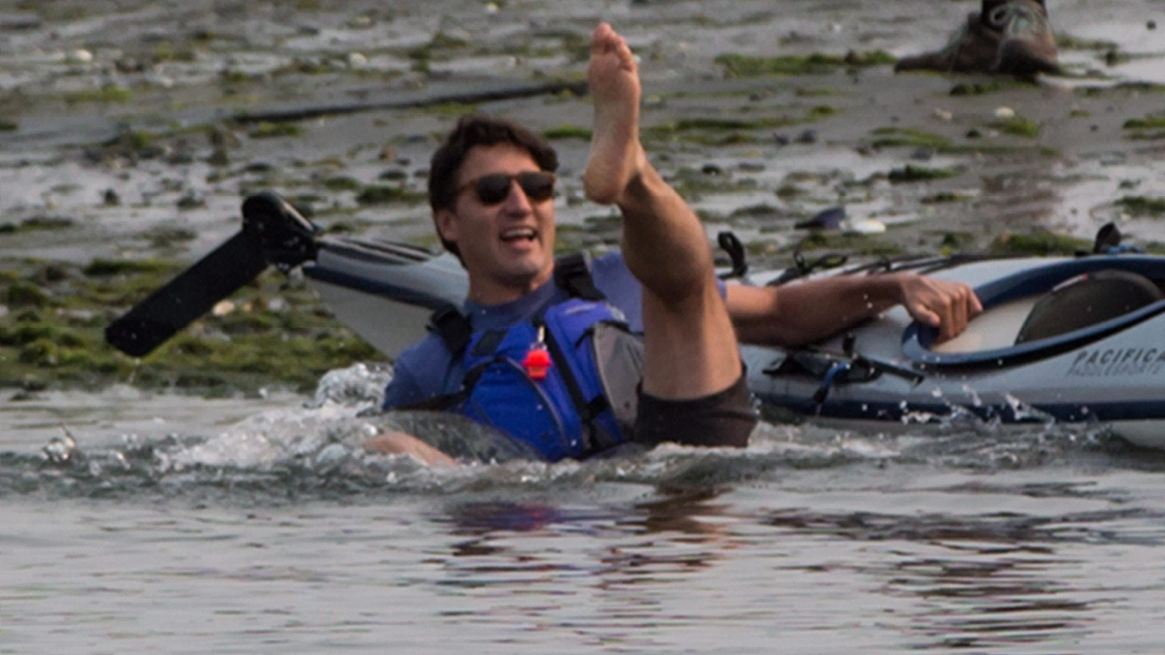 Упал в воду. Падение в воду. Падение с байдарки. Sup упал в воду.