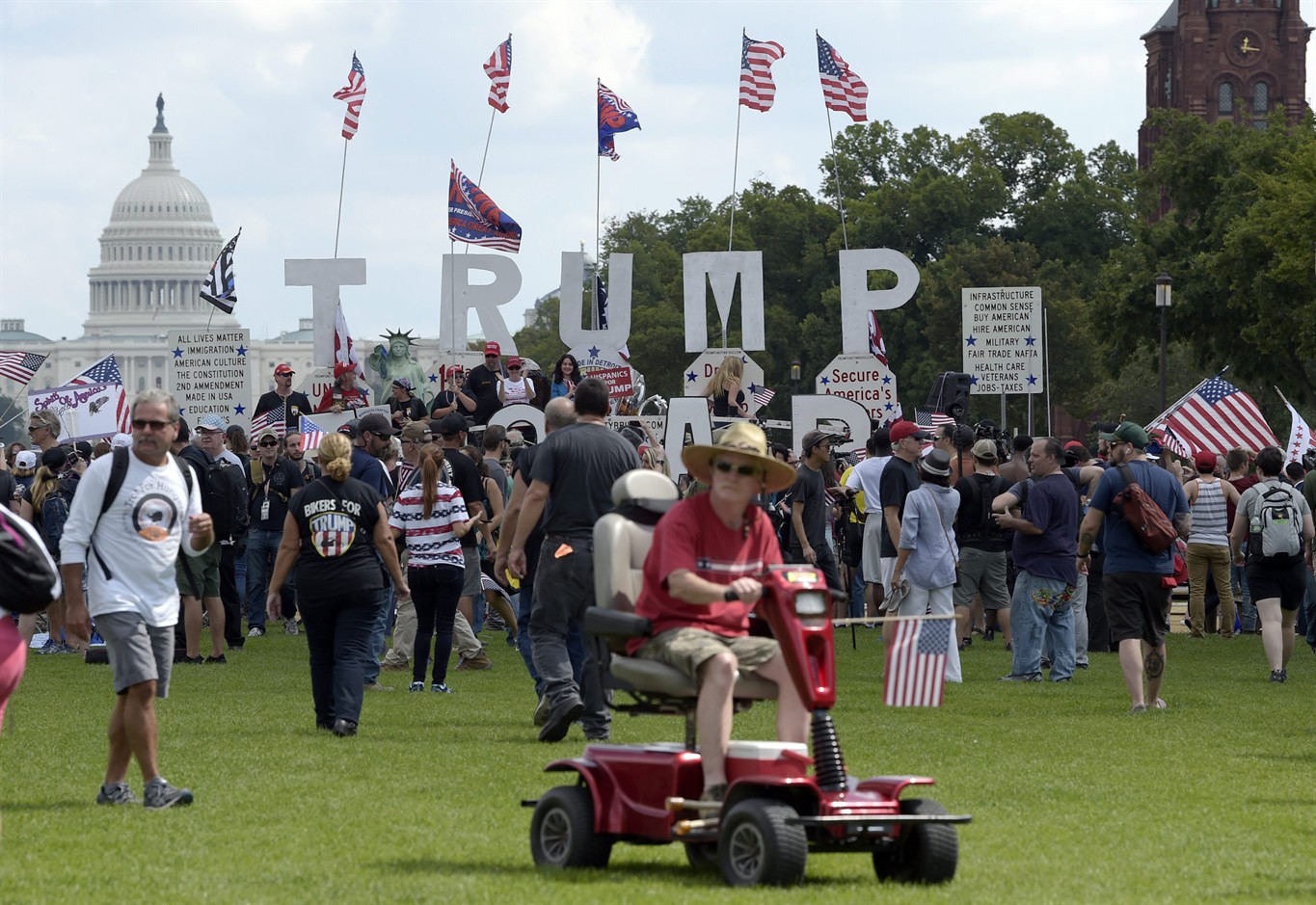 Митинг в Америке возле белого дома. Сторонники Трампа. Люди на фестивале в Вашингтоне фото. Правые американцы.