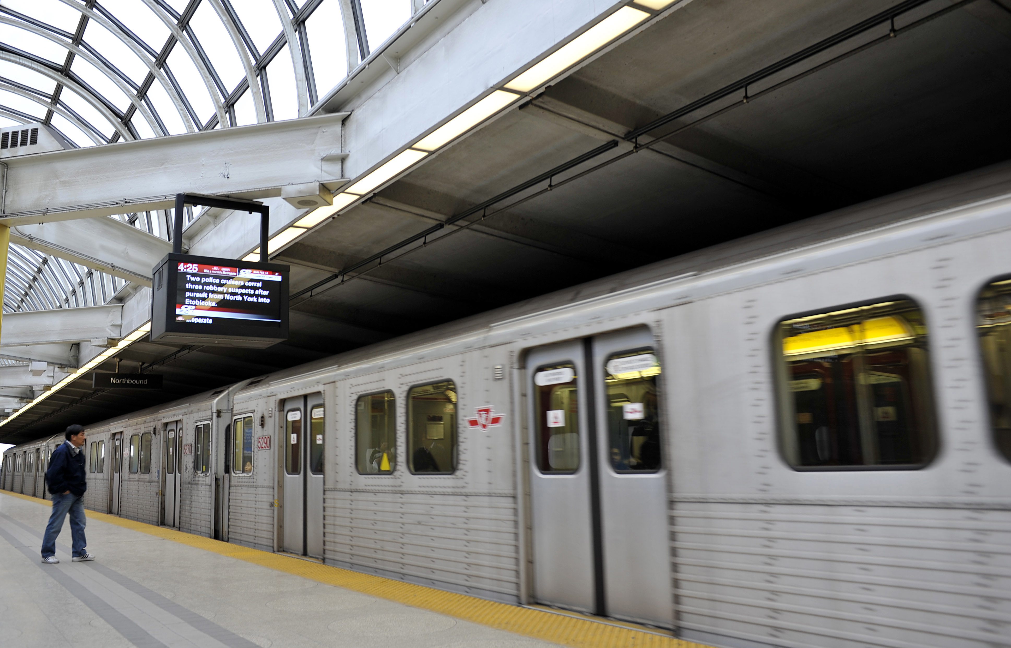 Метро 31. Toronto Subway Торонтовский метрополитен. Метрополитен Торонто Toronto Subway станции. Метро Торонто поезд. Toronto Subway Transit Station 16k.