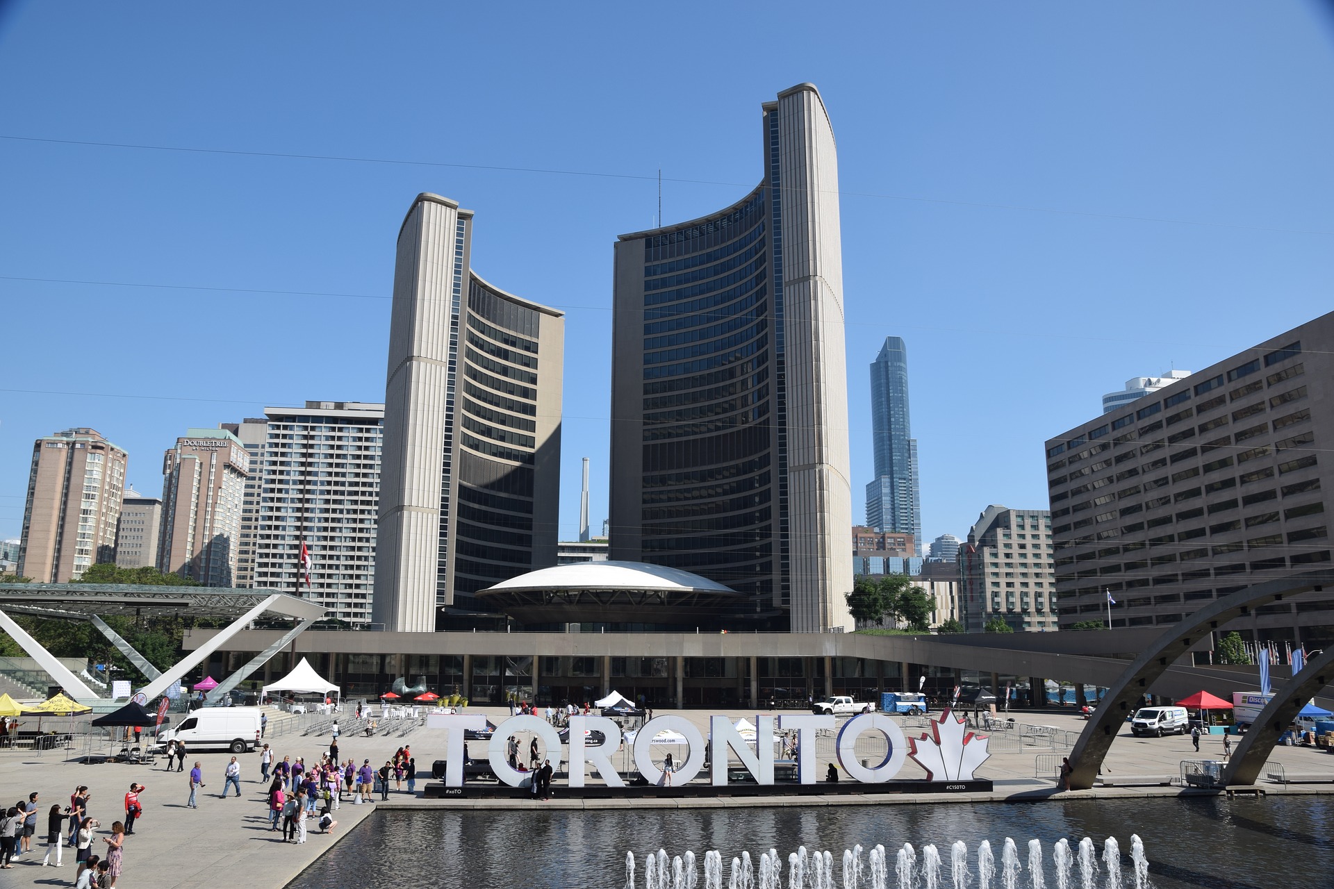 Toronto City Hall lockdown lifted after man with gun ...