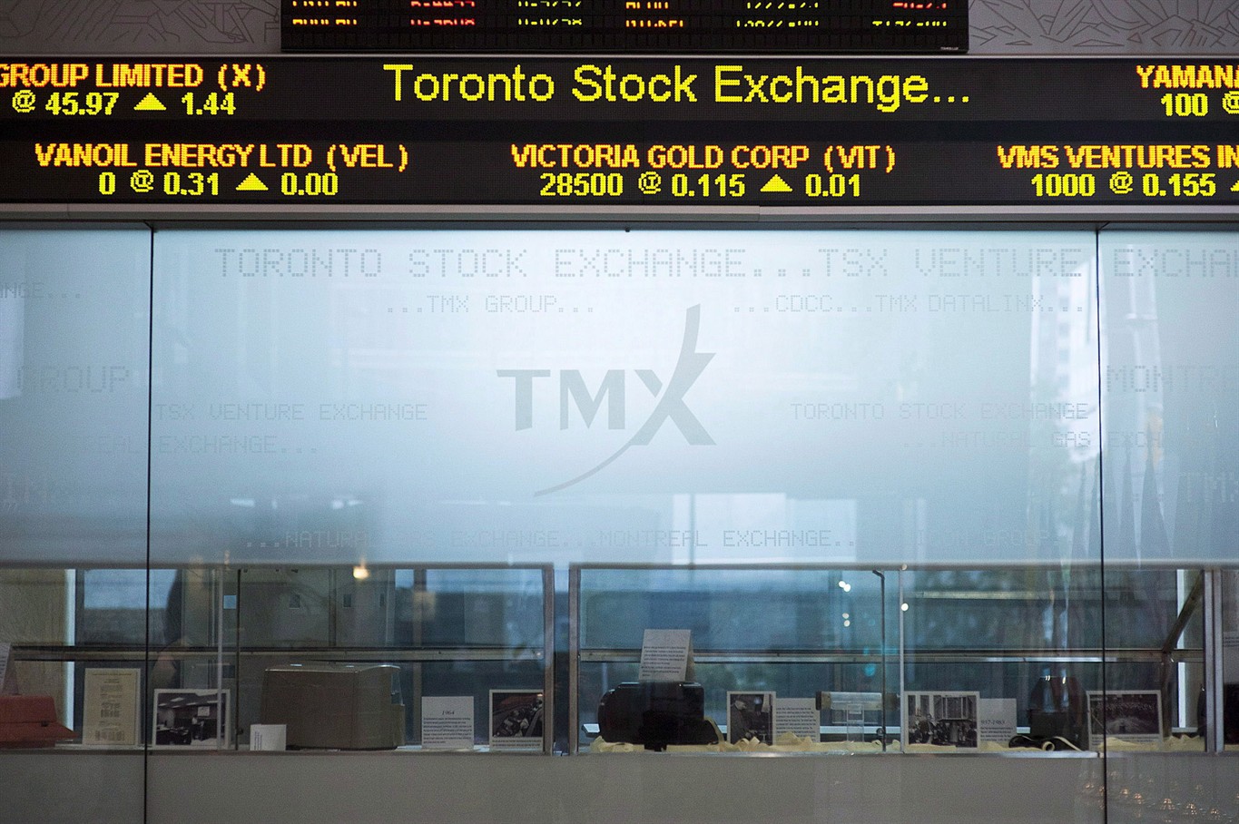 Toronto stock market ticks lower, while U.S. markets mixed; Loonie