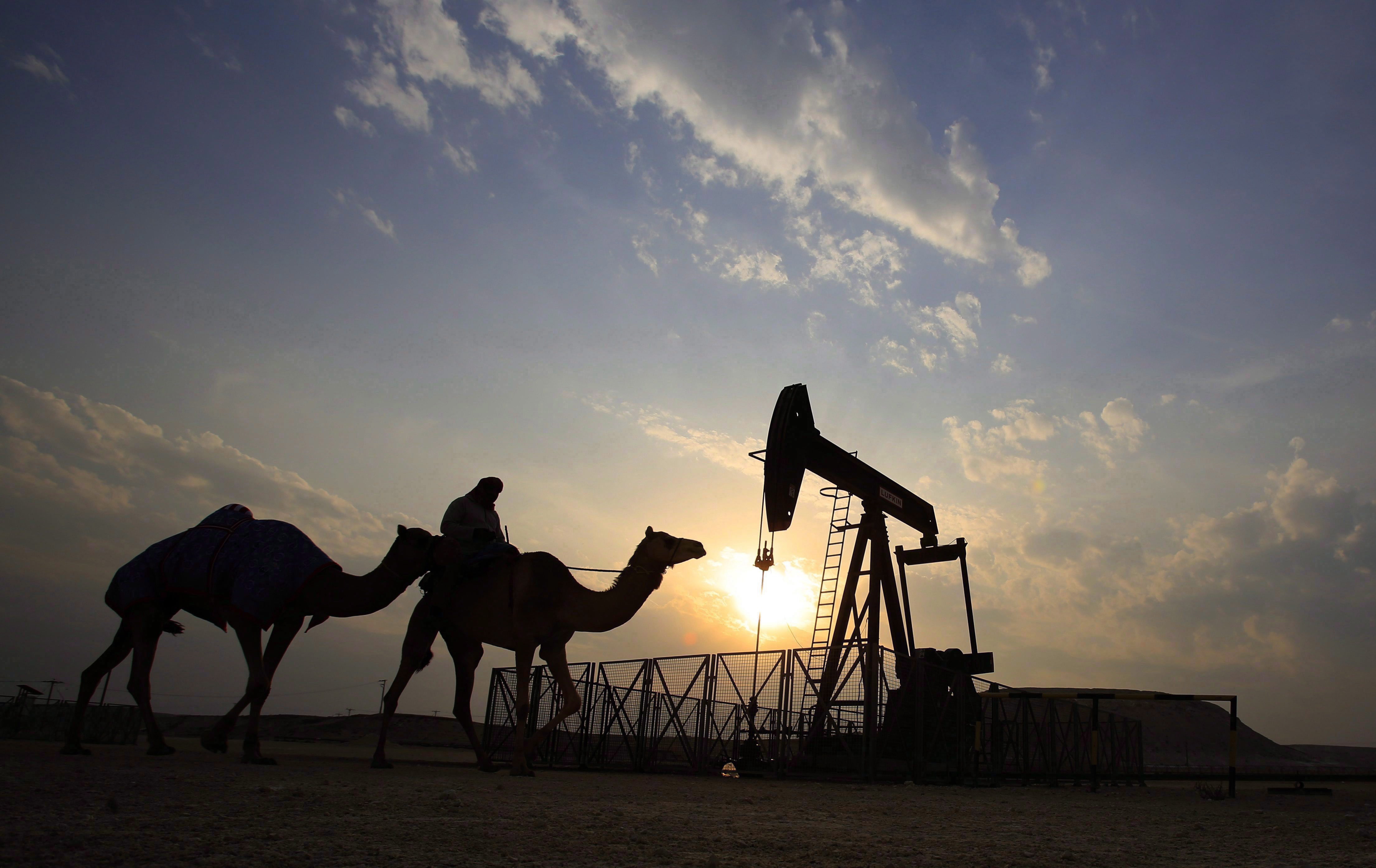 Саудовская аравия алжир. Саудовская Аравия нефть. Нефтяная промышленность Саудовской Аравии. Нефтяные вышки в Саудовской Аравии. Саудовская Аравия нефтедобыча.