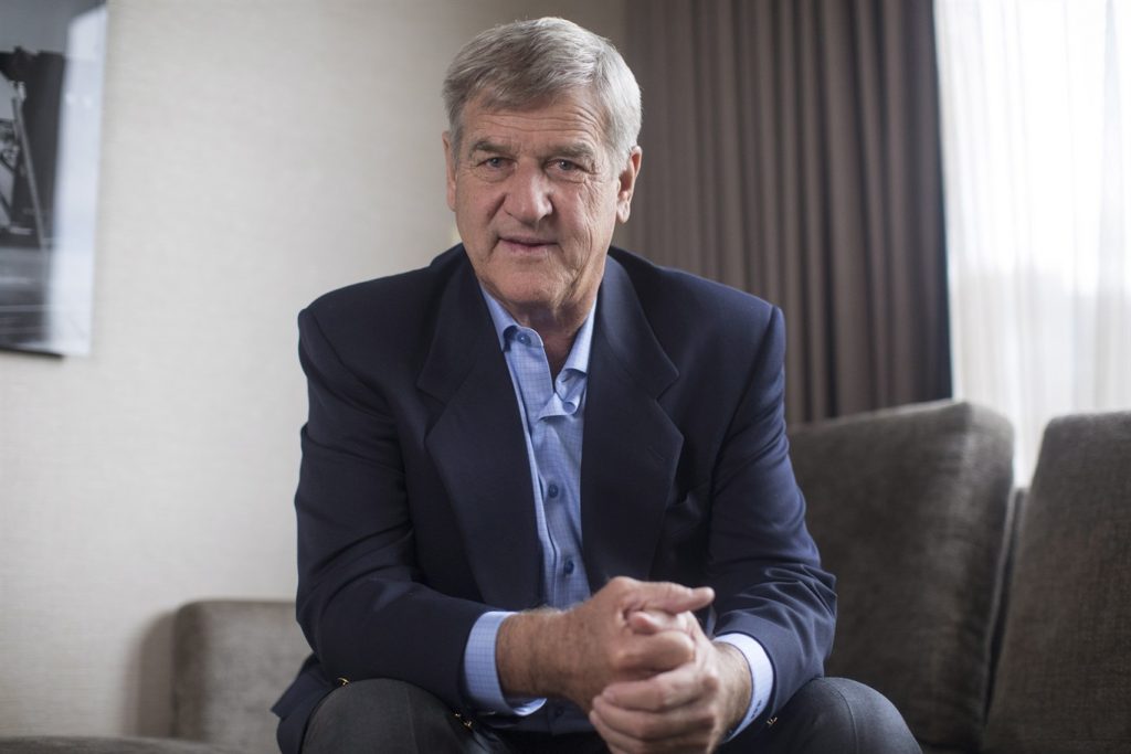 Bobby Orr takes out ad in New Hampshire newspaper endorsing Donald Trump