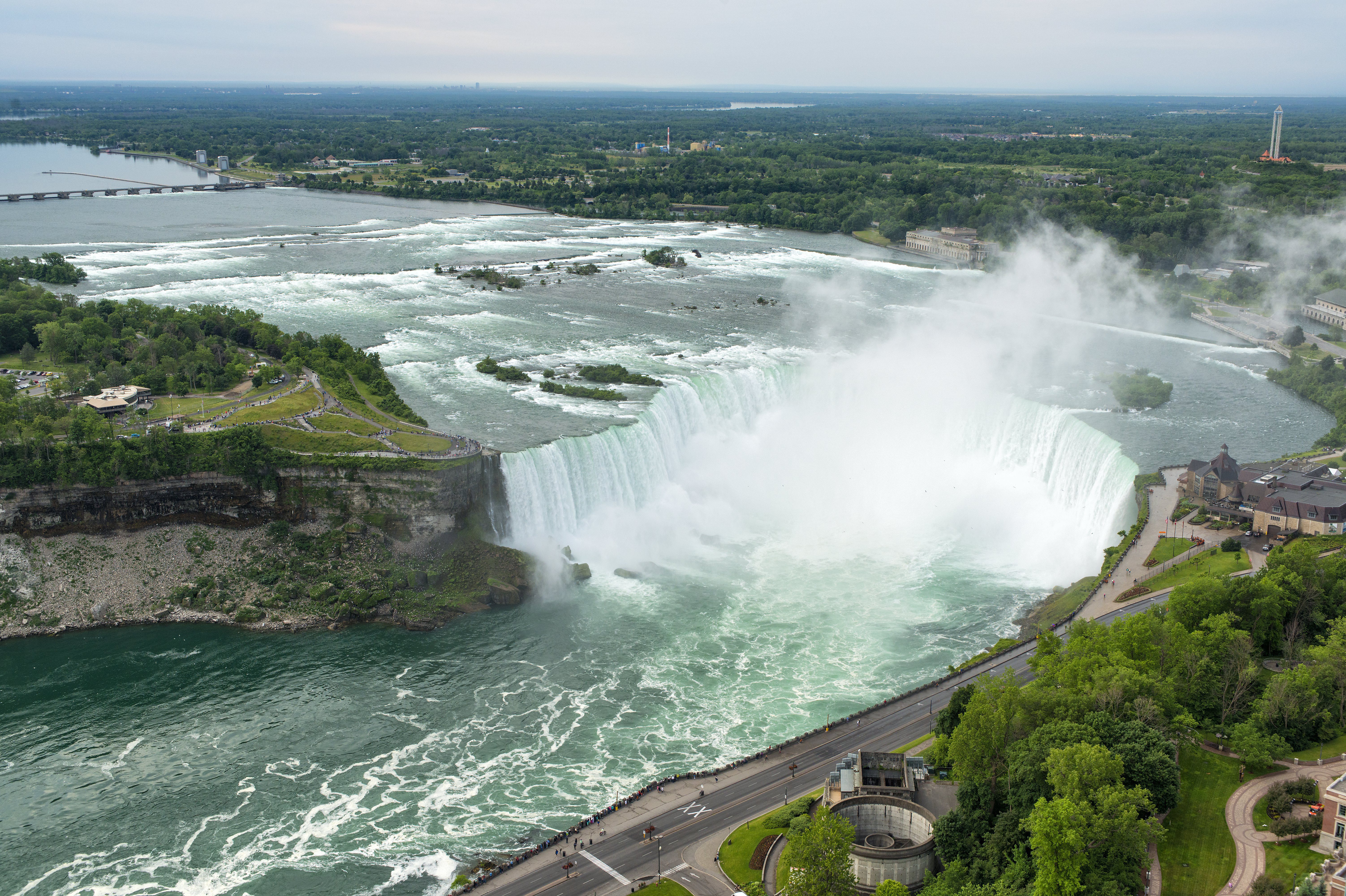 Какие водопады располагаются в северной америке. Канада Торонто Ниагарский водопад. Ниагарский водопад Нью-Йорк. Ниагарский водопад 2022. Ниагарский водопад подкова Канада.