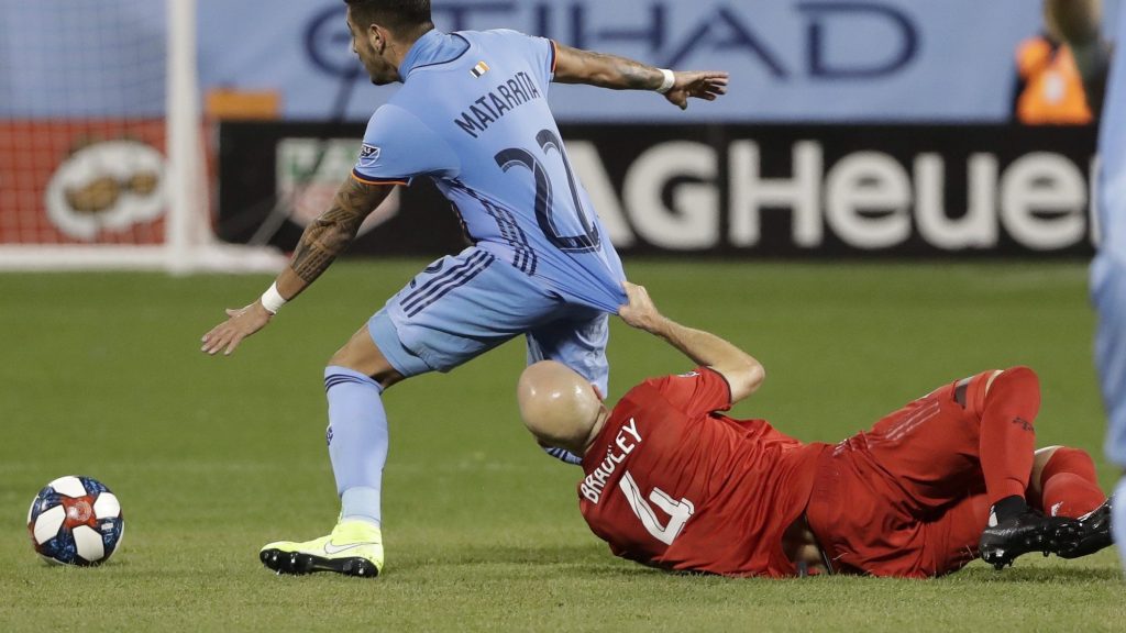 Pozuelo's late penalty lifts Toronto FC past New York City FC in MLS playoffs