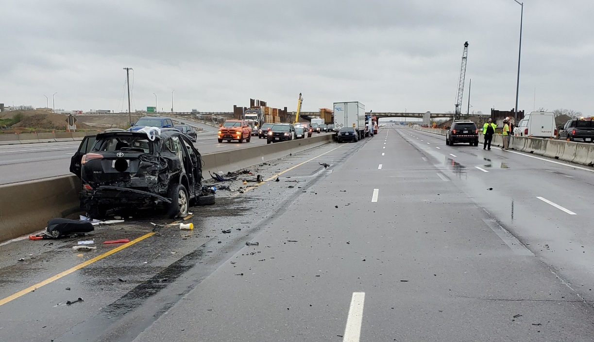 2 injured in collision involving transport truck on Hwy. 401 at Trafalgar