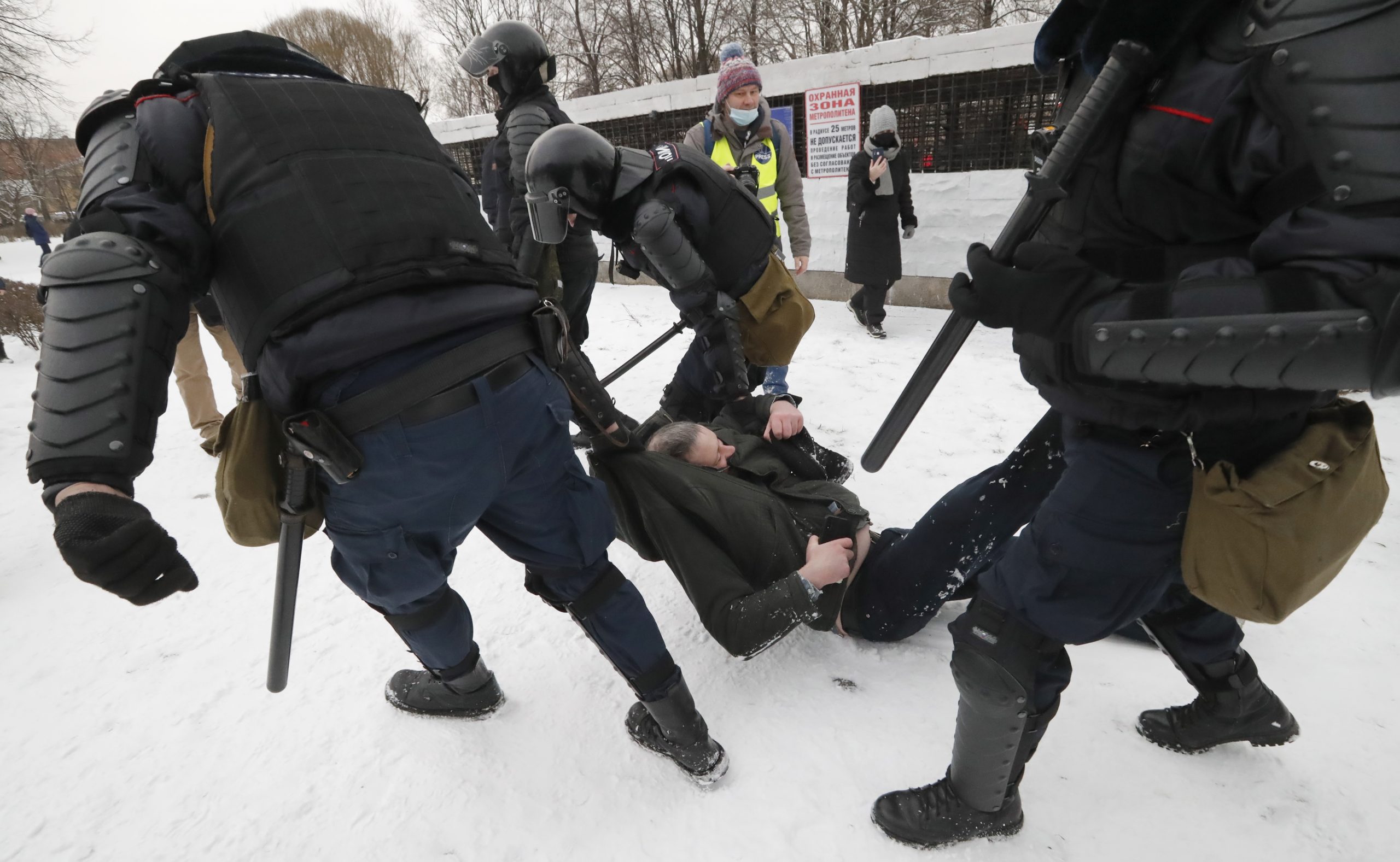 Задержано более. Задержание Навального декабрь 2013. Два правозащитников в России люди. Арест оппозиции в Украине. Навальный с людьми.