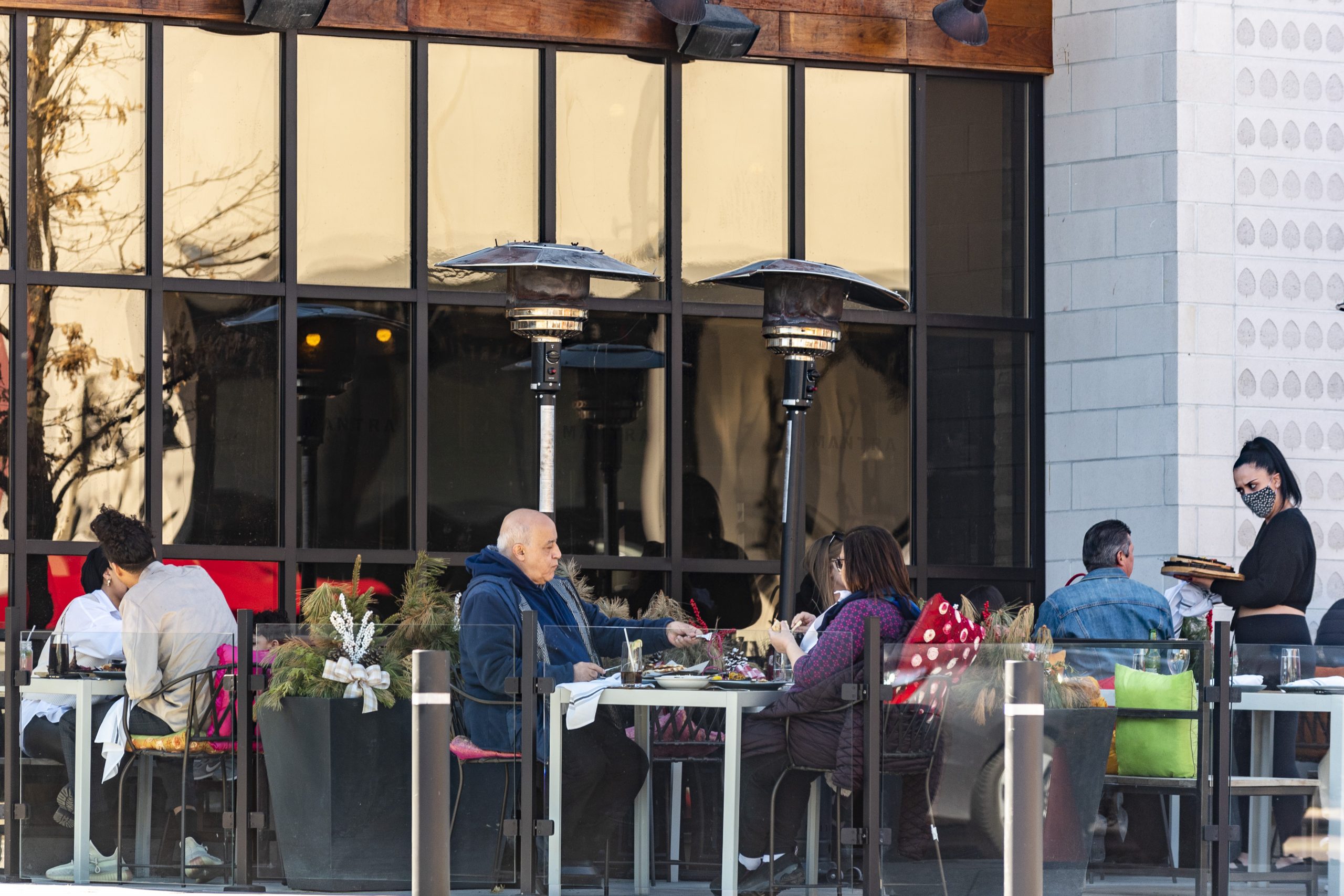 Good weather seen as key to success as Toronto, Peel eases restaurant rules, patios open