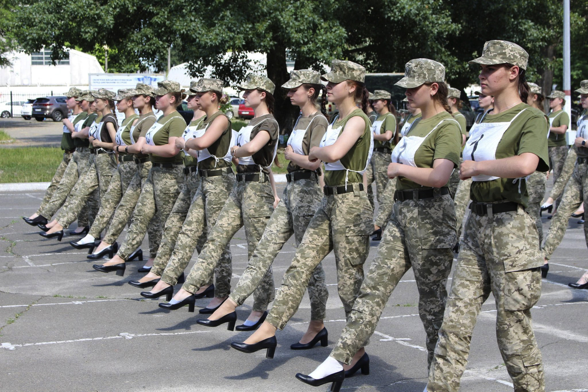 Украинка солдат. Ковальчук Андрей генерал ВСУ. Женщины военнослужащие Украины. Украинские женщины военнослужащие на каблуках. Женщины военные на параде.