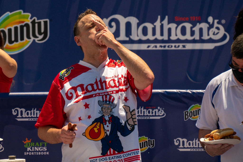 Joey Chestnut sets new record at post-pandemic hot dog race - WTOP