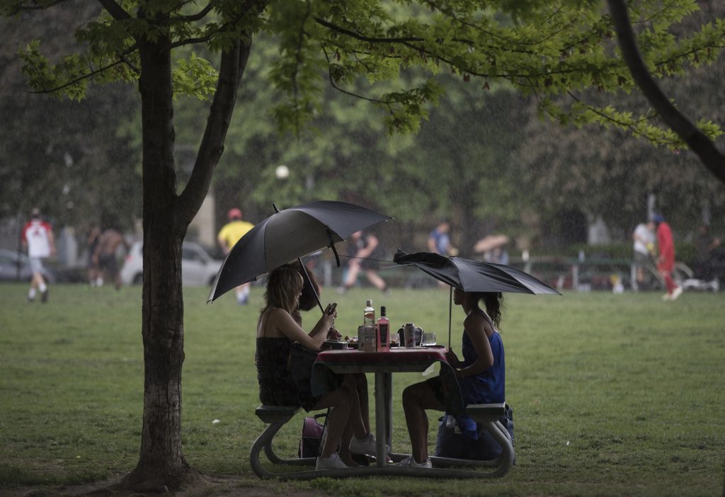Toronto approves consumption of alcohol in public parks used in pilot project