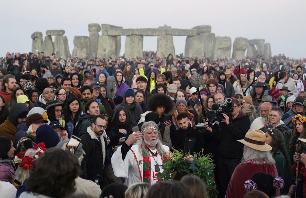 Crowds mark summer solstice at ancient Stonehenge monument
