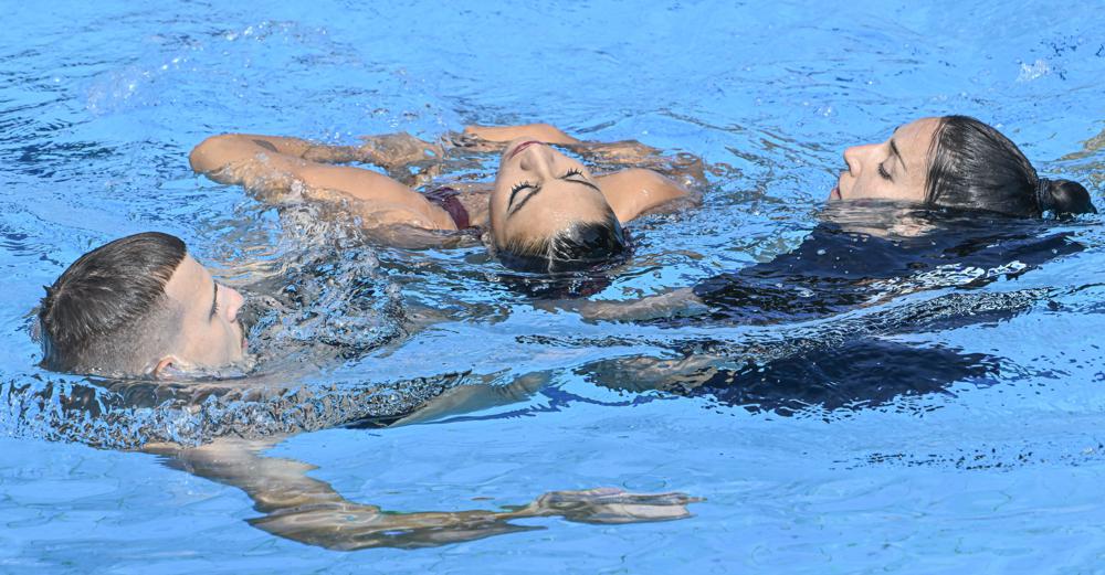 U.S. coach makes dramatic rescue after artistic swimmer goes