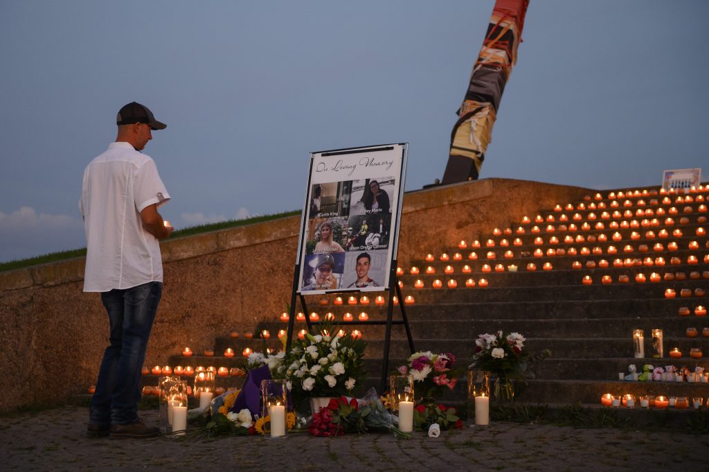 Mourners attend candlelight vigil for 6 young people killed in Barrie crash