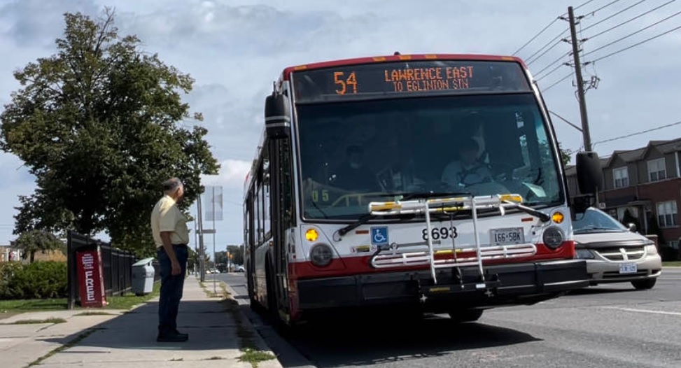 奥利维亚·周在多伦多市议会上通过了加快快速巴士道提案的动议