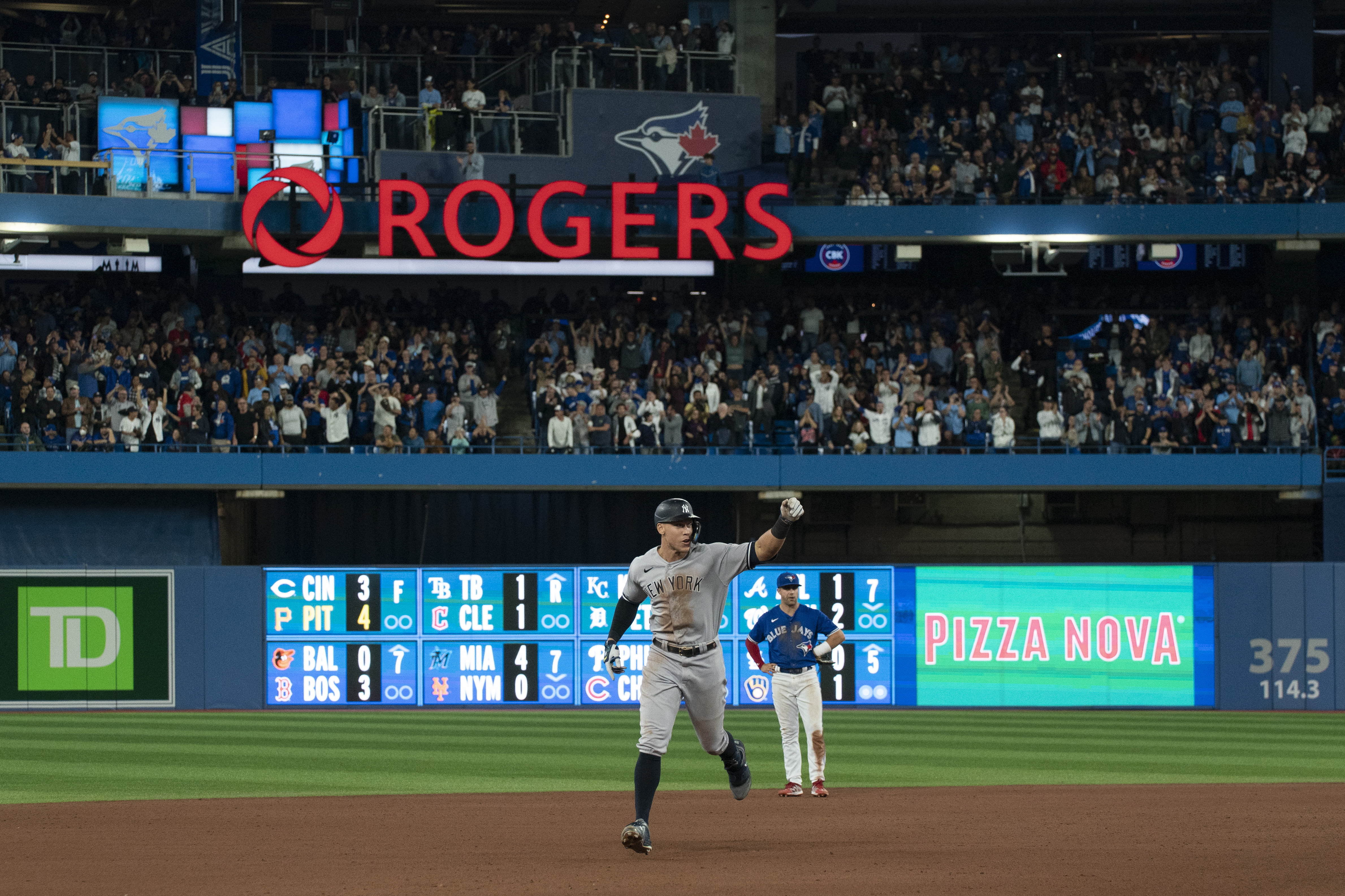 Toronto Blue Jays fan who gave home run ball to kid gets reward he