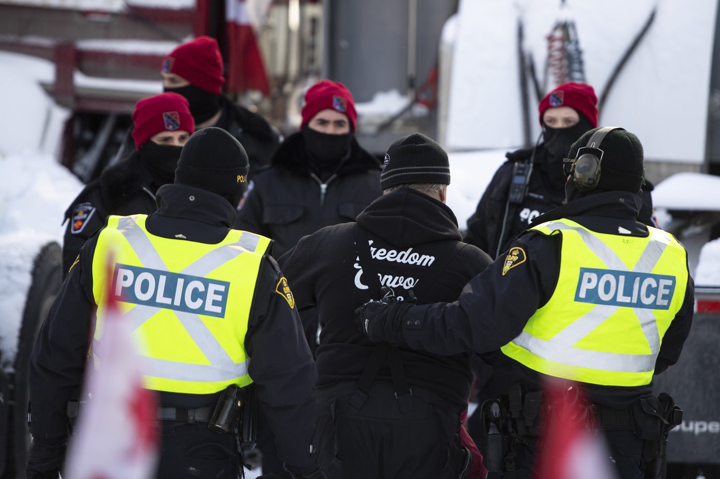 Новости на freedom сегодня. Ottawa Police Arrest 100 protesters. Ледяная полиция Канада. Police crackdown. Girls protesters Handcuffed Arrested.