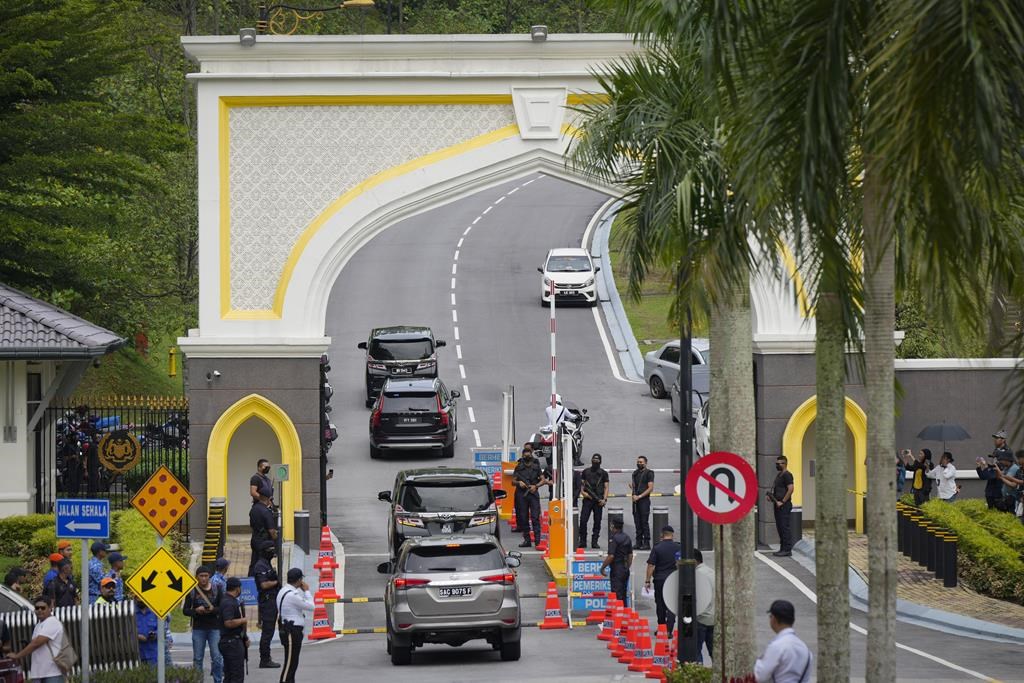Malaysian king searches for PM to end deadlock