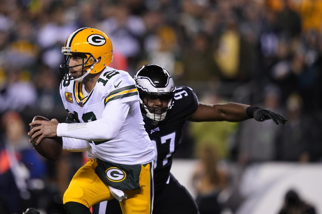 Hurts, Eagles run past Packers 40-33; Rodgers hurt