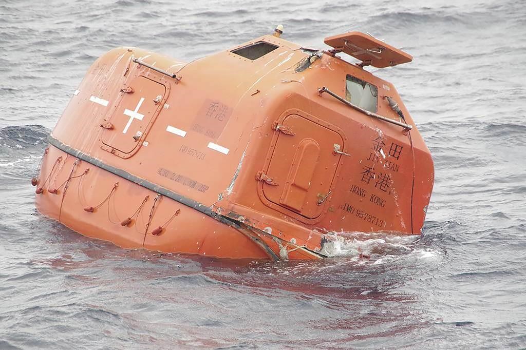 Ship sinks between S. Korea and Japan 2 dead 8 missing