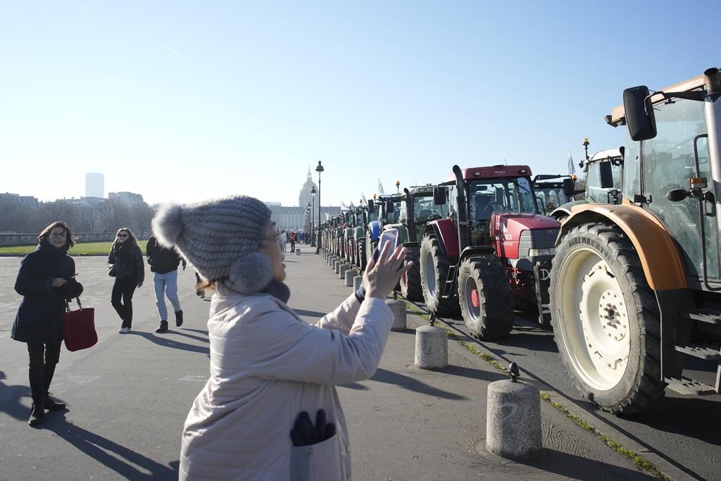 Serene Farmers Drive Tractors Through Paris, Block Highways In Greece To Protest Mercosur Free-trade Deal Picture for Desktop Serene Farmers Drive Tractors Through Paris, Block Highways In Greece To Protest Mercosur Free-trade Deal Picture for Desktop