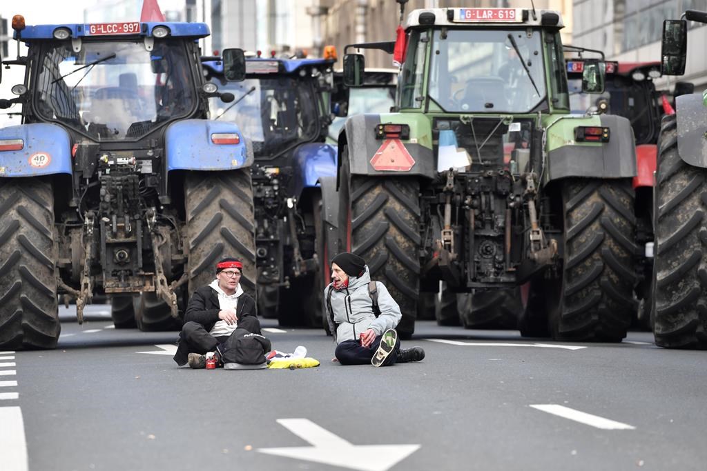 Massive farmers protest disrupts Brussels traffic