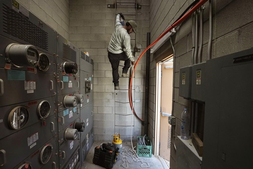 Homes 'air fryers' in Phoenix heat, people ration AC due to cost
