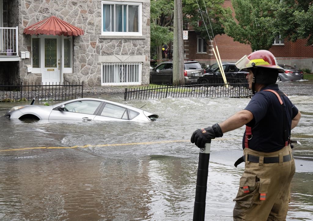 Montreal water main breaks and leaves buildings flooded, vehicles submerged