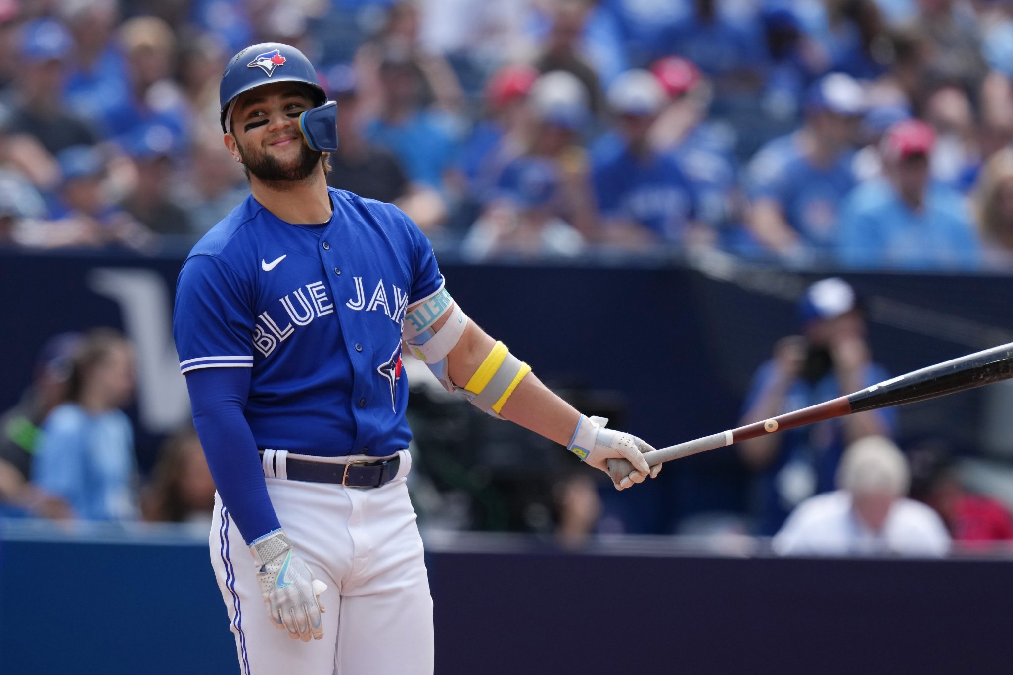 blue-jays-bo-bichette-day-to-day-with-knee-injury