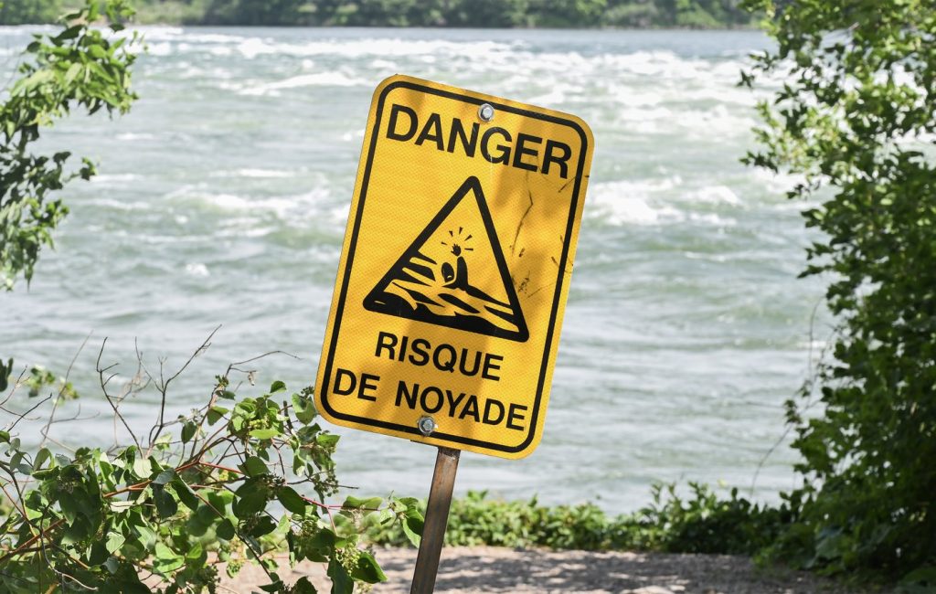 A sign that translates to "risk of drowning," is shown