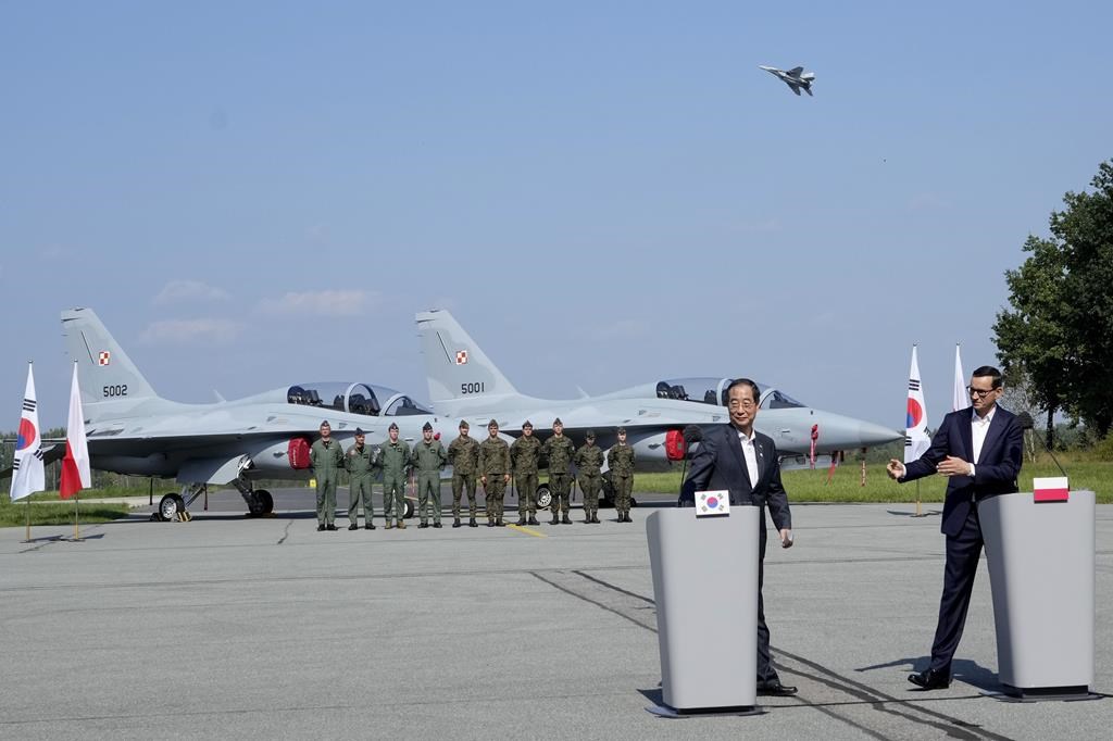 Pietų Korėjos ir Lenkijos vadovai lankosi rytinėje Lenkijos oro pajėgų bazėje ir aptarė gynybos ir energetikos santykius