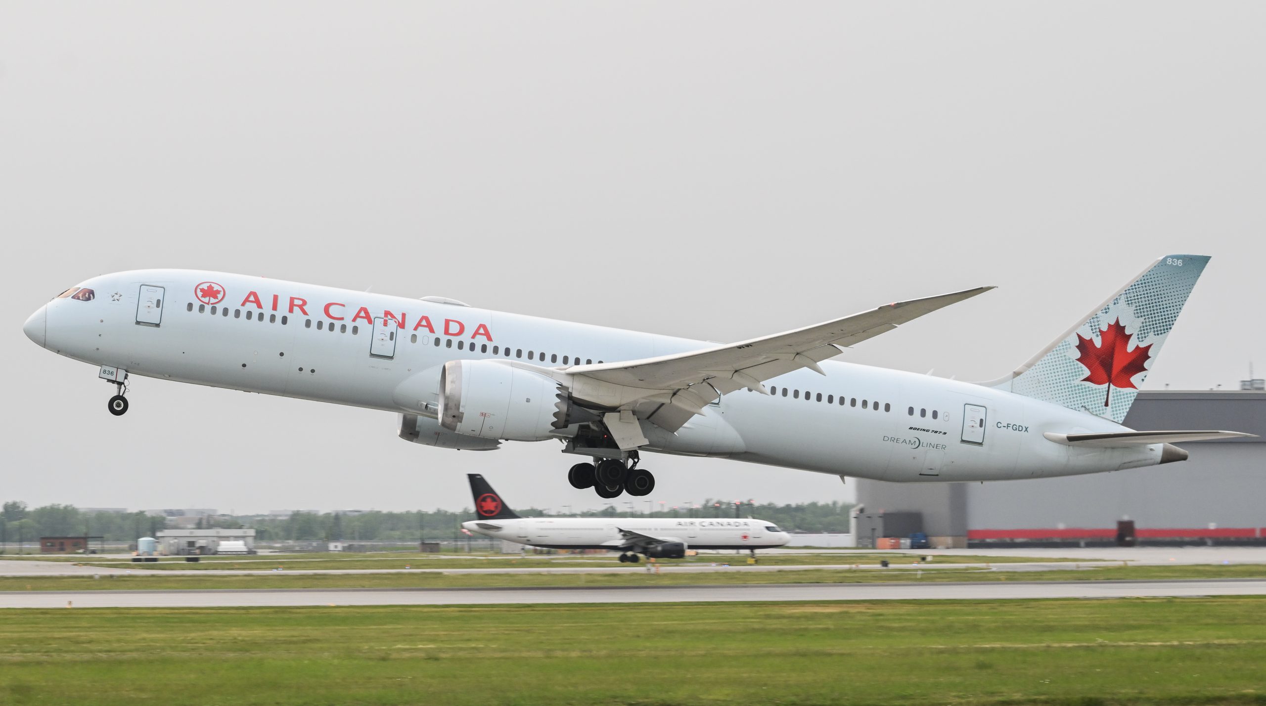 Un passager d'Air Canada a été blessé après l'ouverture d'une porte de cabine à l'aéroport Pearson