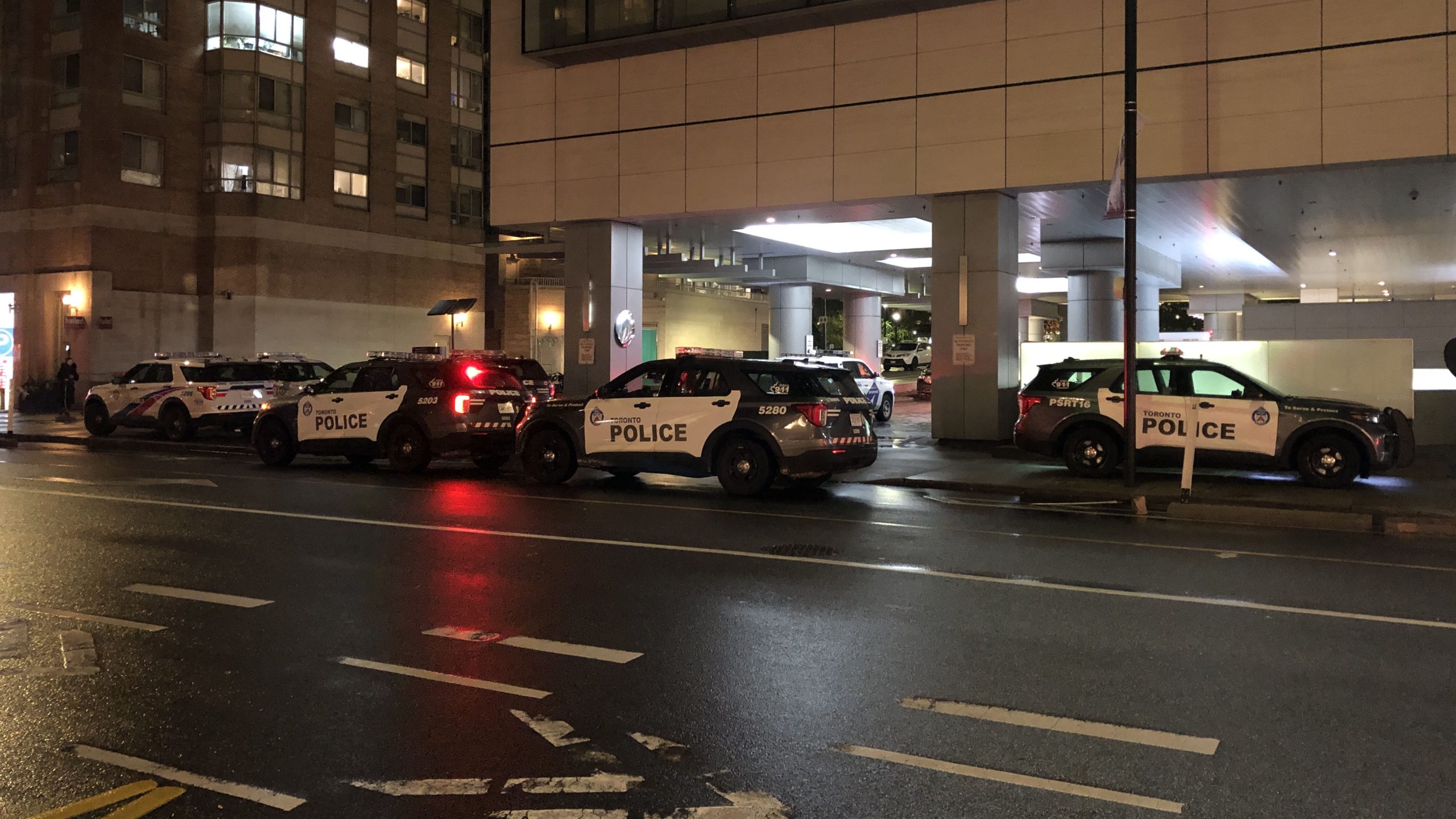 多伦多市中心停车场发生枪击事件，警方展开调查