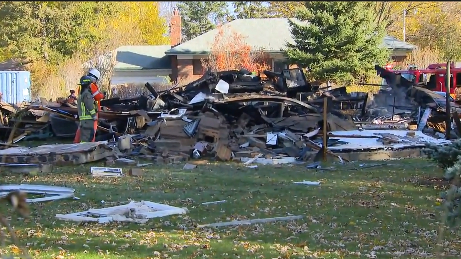 斯卡伯勒发生房屋爆炸和火灾后，失踪者的搜索持续进行中