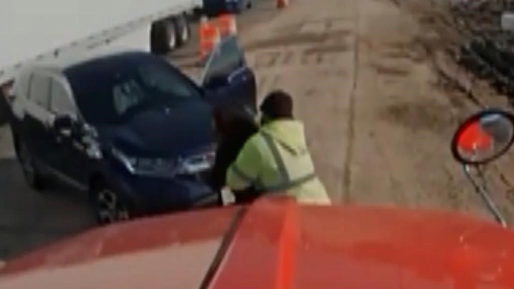 Truck driver performs Heimlich on choking woman along Chicago area