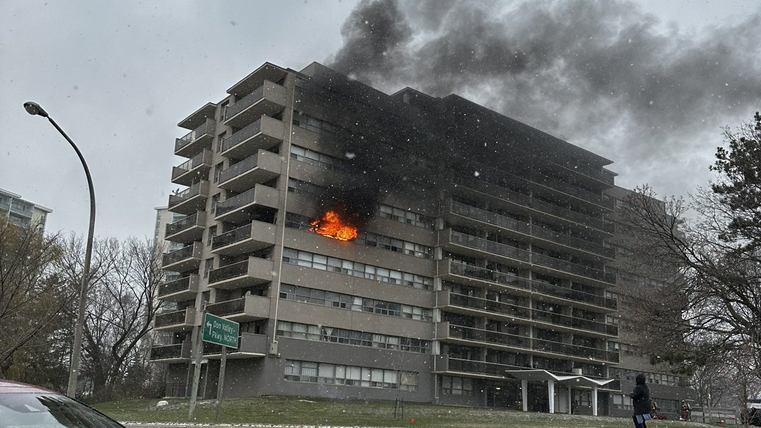 北约克公寓火灾中被救出的1人活着