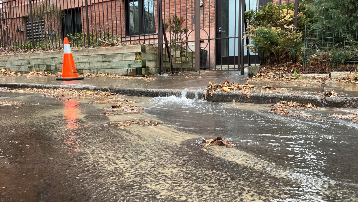 多伦多东区的水管爆裂，道路被淹没，城市接到通知
