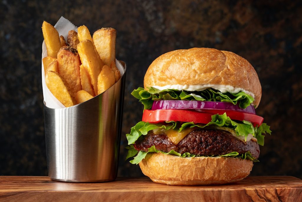 hamburguesa con lechuga y papas fritas