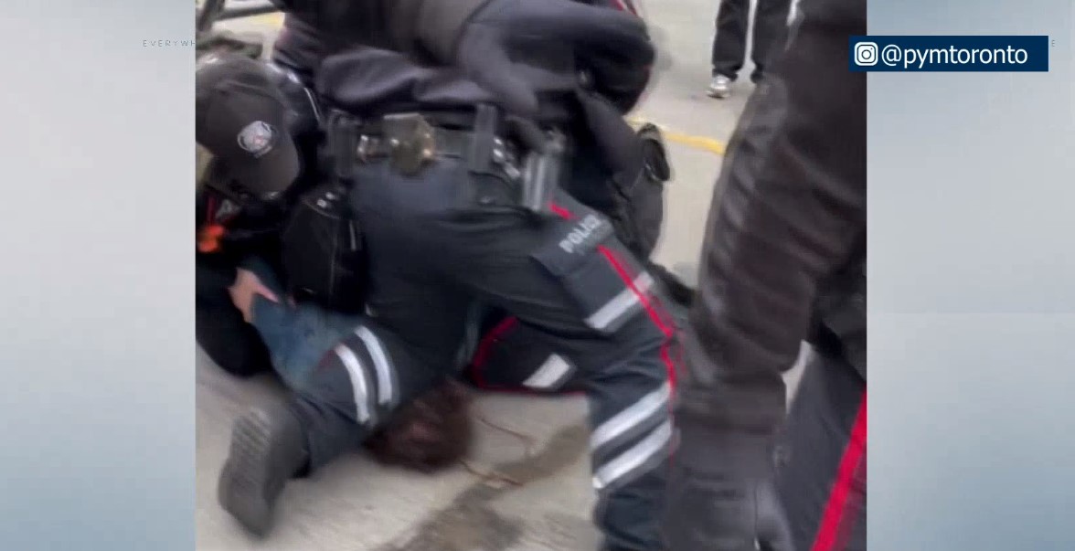 多伦多警察压在抗议者脖子上的视频引起了关注