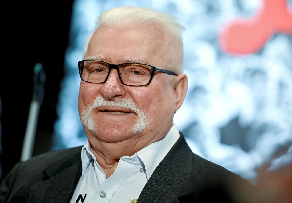 80-letni były prezydent Polski Lech Wałęsa twierdzi, że czuje się dobrze, ale pozostaje w szpitalu z powodu Covid-19