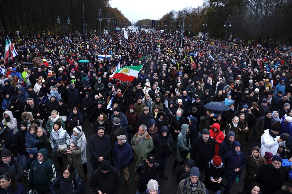 Während Deutschland mit einem Anstieg der Vorfälle zu kämpfen hat, demonstrieren Tausende in Berlin gegen Antisemitismus