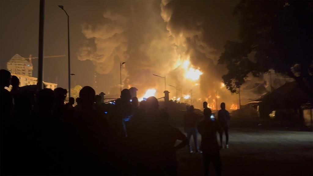 Una massiccia esplosione in un deposito di carburante sconvolge la capitale della Guinea, provocando vittime e danni