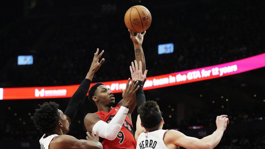 Raptors roll past Heat hours after Siakam traded